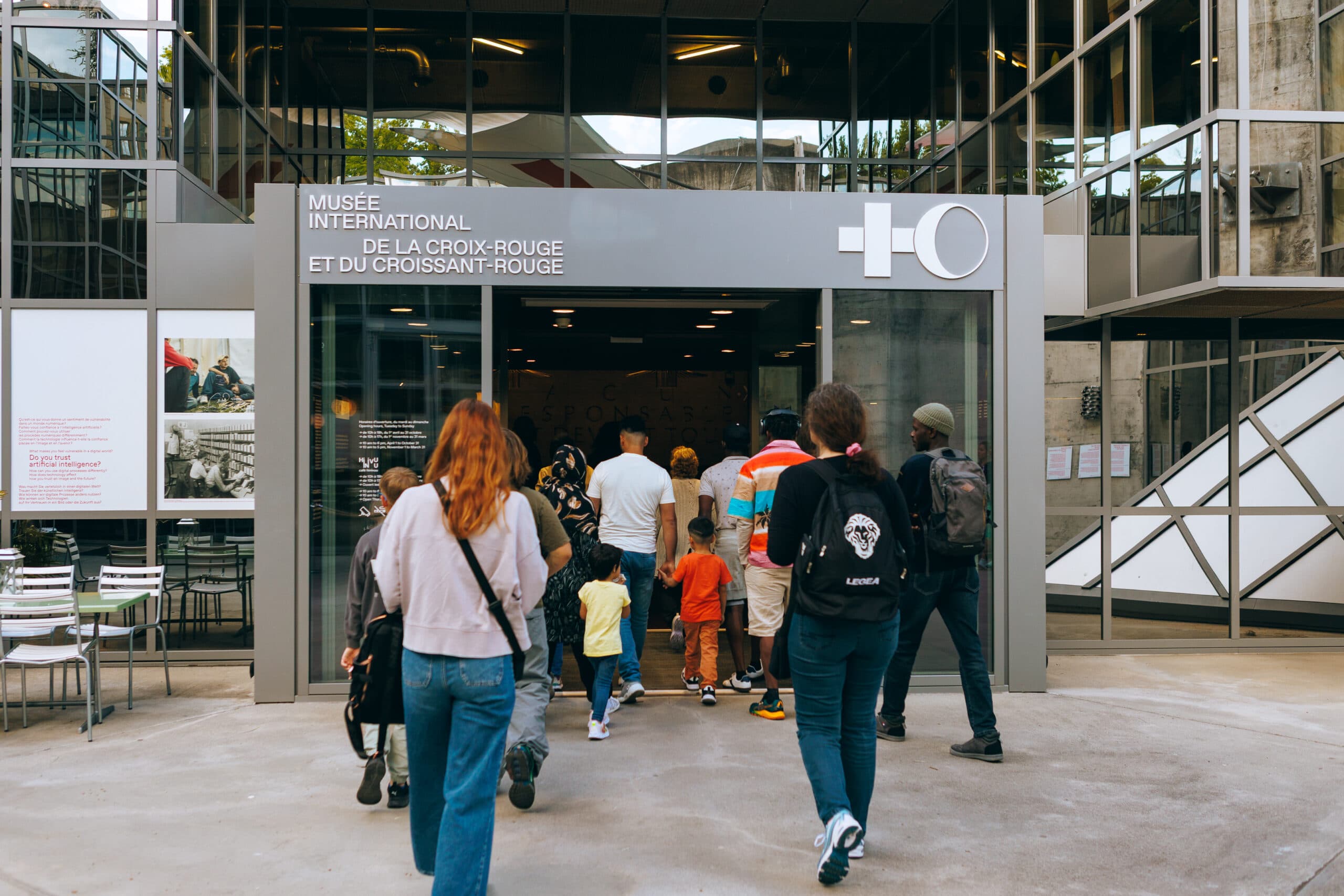Un groupe de personnes devant l'entrée du musée.