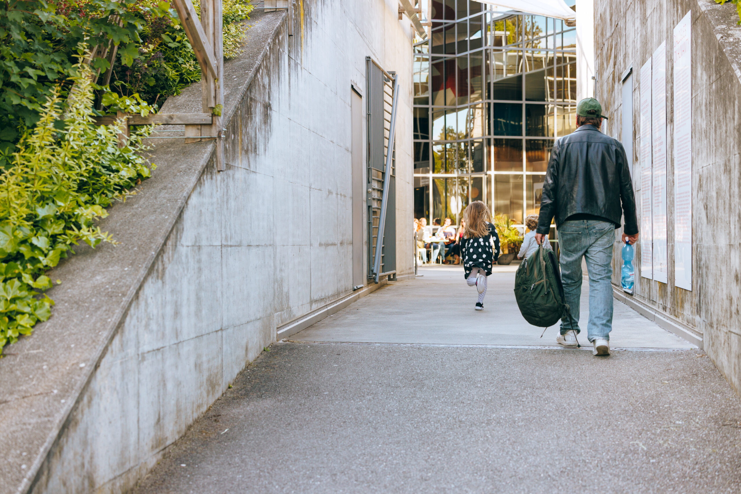 Un homme accompagné de sa fille se rendant au musée.