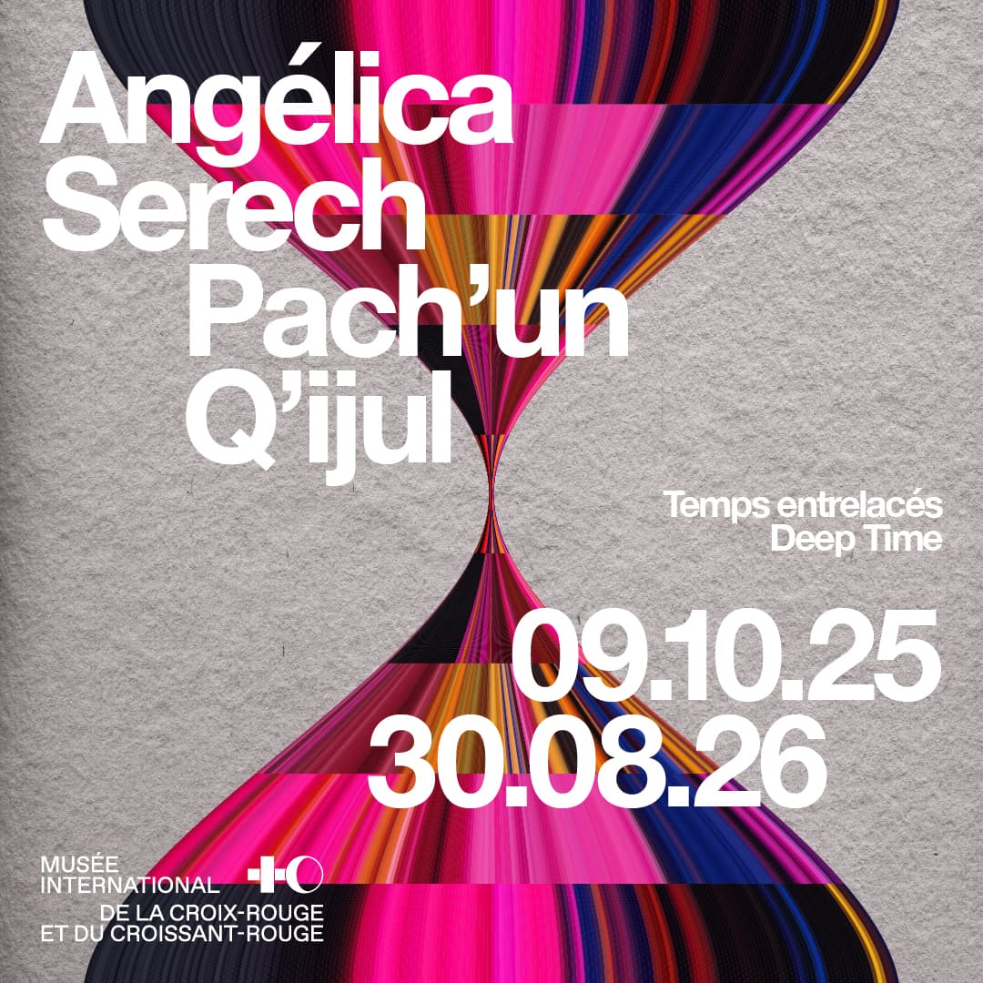 Affiche de l’exposition « Angélica Serech Pach’un Q’ijul », avec un motif en forme de sablier multicolore aux tons magenta et les dates 9 octobre 2025 – 30 août 2026.