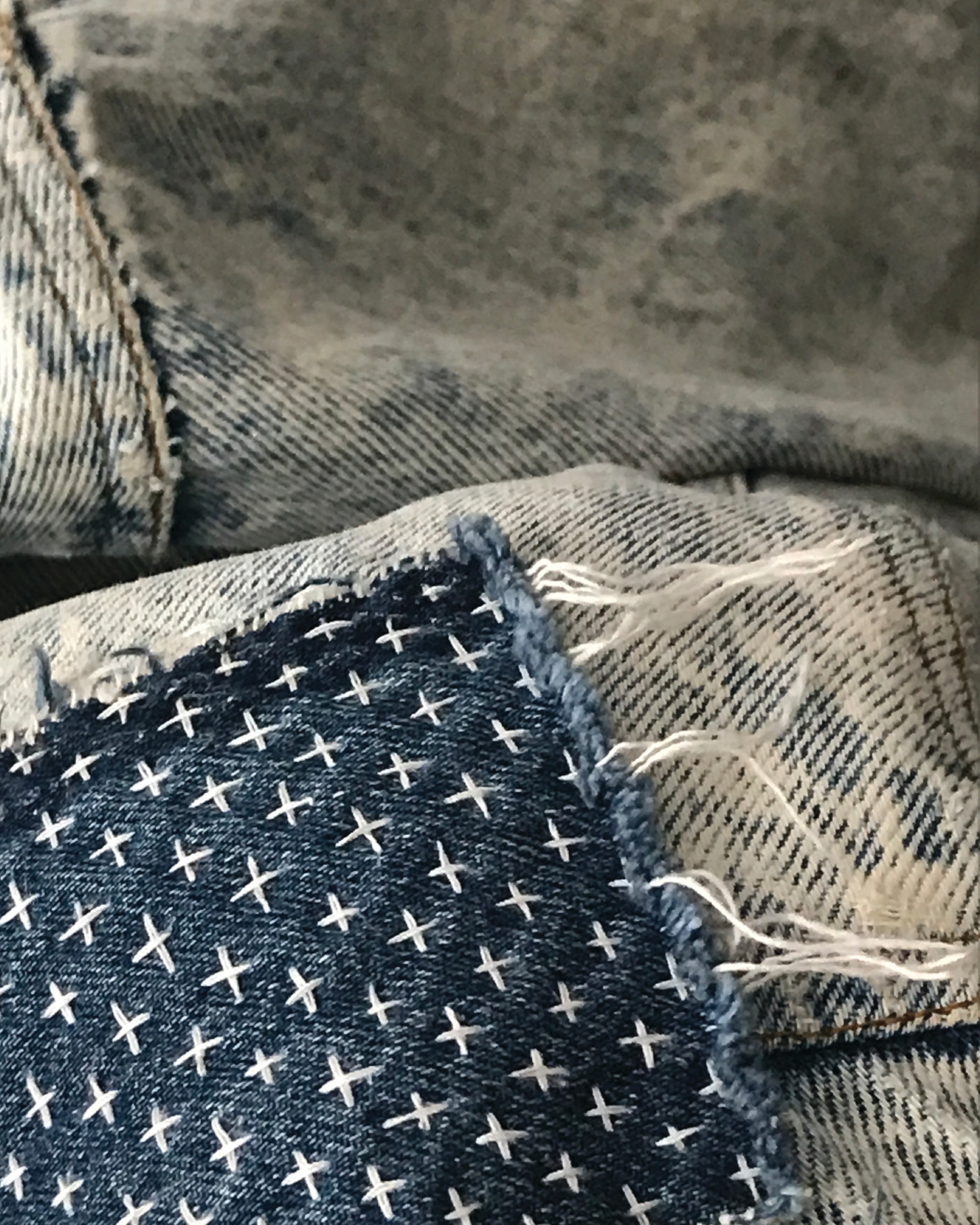Échantillon de denim avec des points de broderie en croix