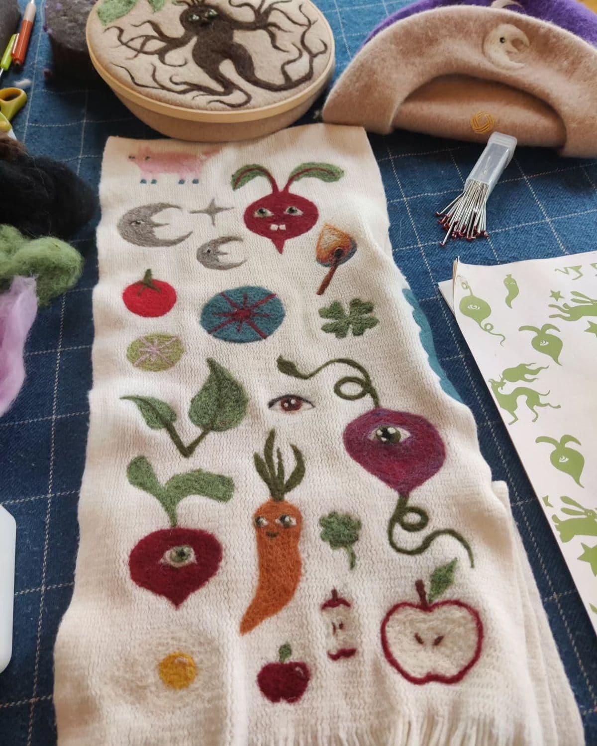 légumes en feutre sur un tissu blanc