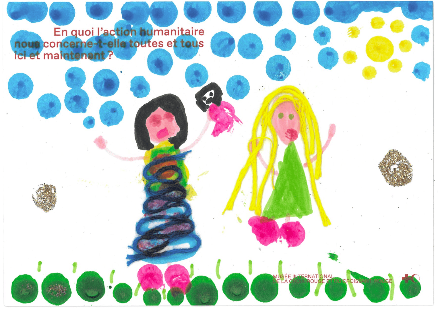 Eine Kinderzeichnung auf einer Postkarte, die zwei Personen zeigt: eine mit kurzen schwarzen Haaren und eine mit langen blonden Haaren. Am unteren Rand der Karte sind grüne Punkte zu sehen, sowie blaue Punkte für den Himmel und eine Sonne oben rechts.