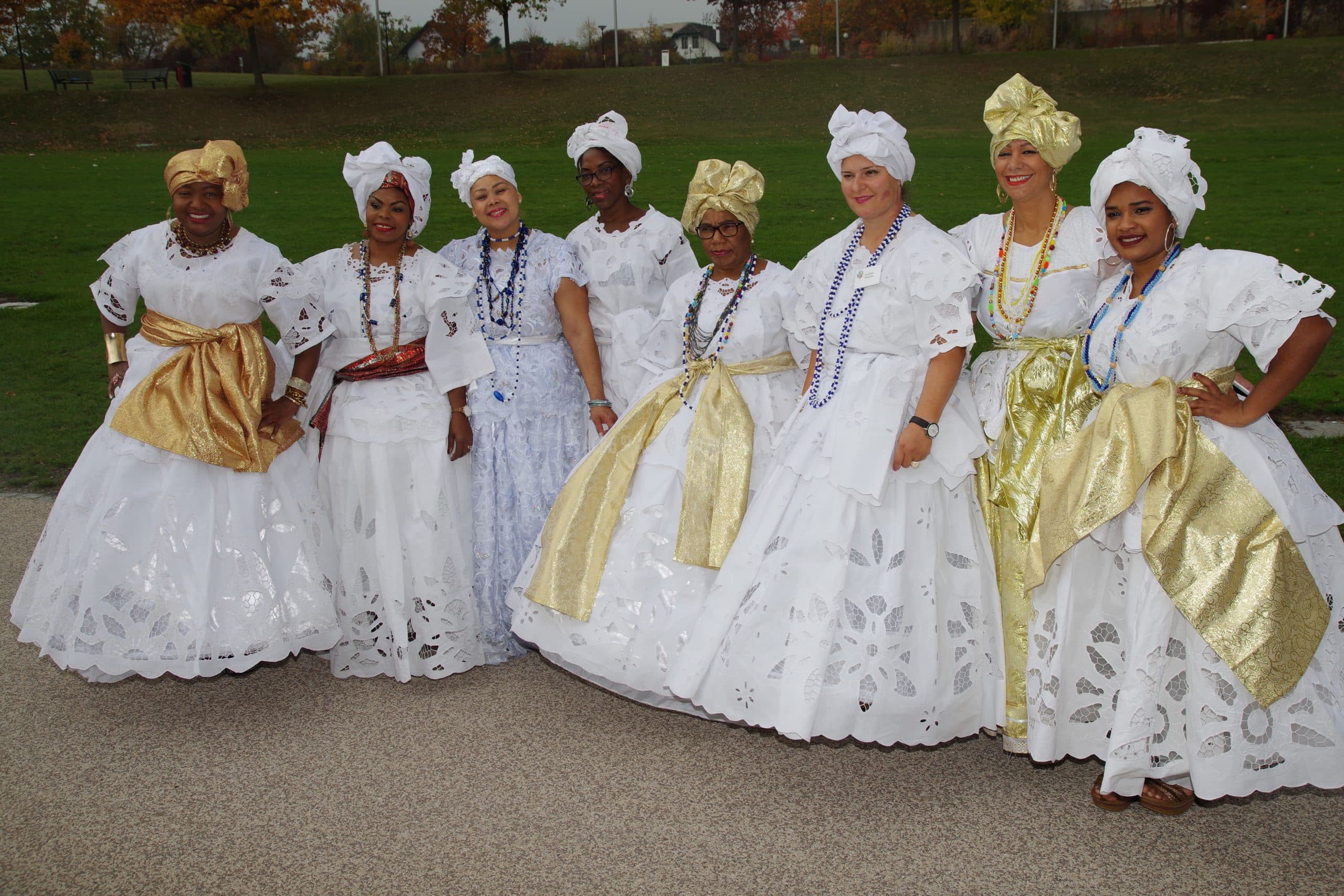 Eine Gruppe von Frauen in weißen Kleidern