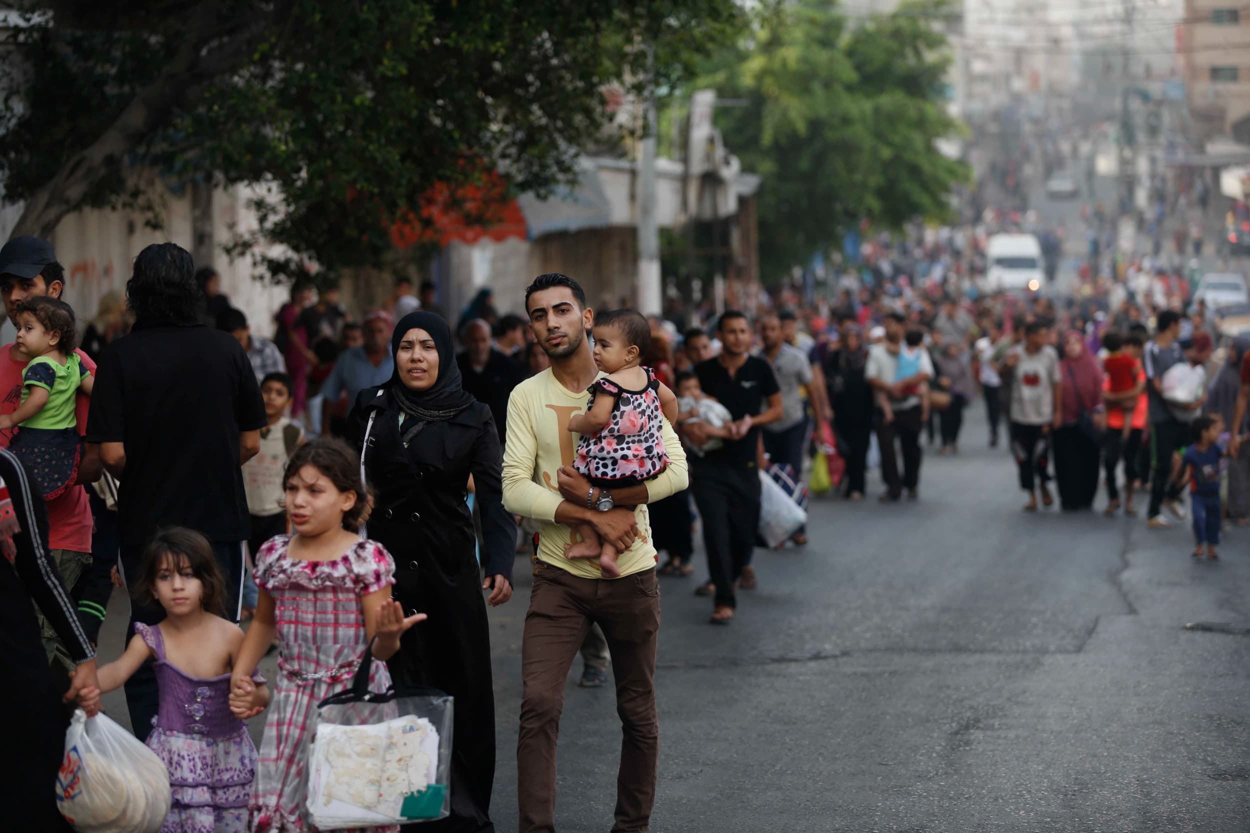 Des civils fuient leur domicile