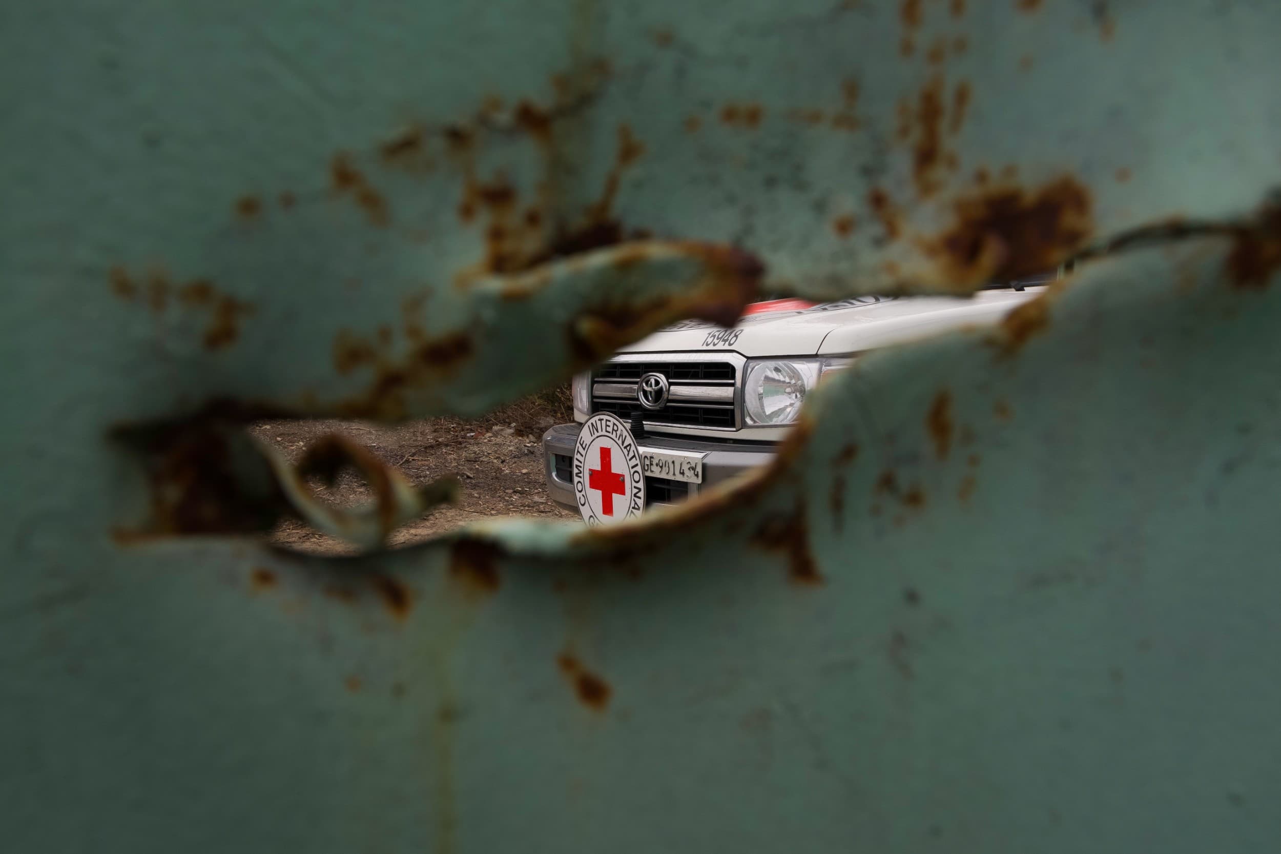 Véhicule du CICR photographié à travers l’impact d’un fragment de shrapnel