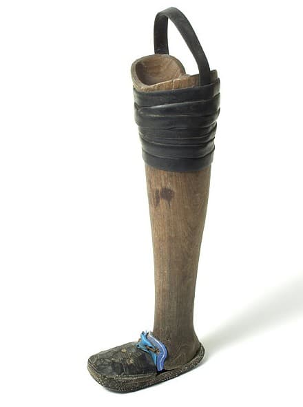 Prothèse de jambe en bois et caoutchouc